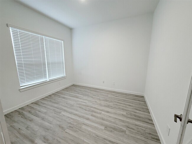 Building Photo - 1609 Sunbend Ln
