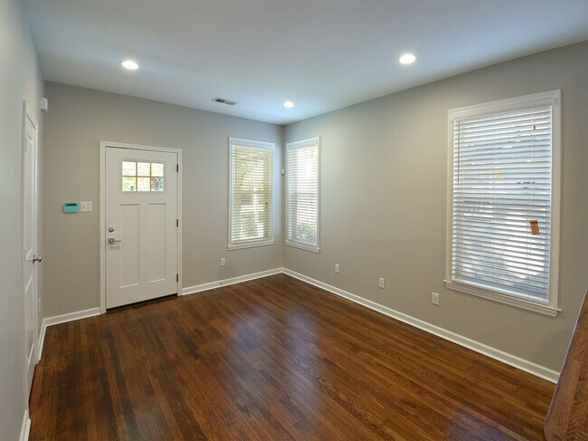 Building Photo - 1 Bedroom, 1 Bathroom Duplex Near Stone Wall and N Avalon