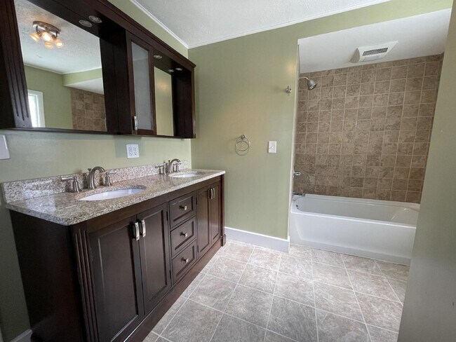 Building Photo - 405 S Eagleson Ave