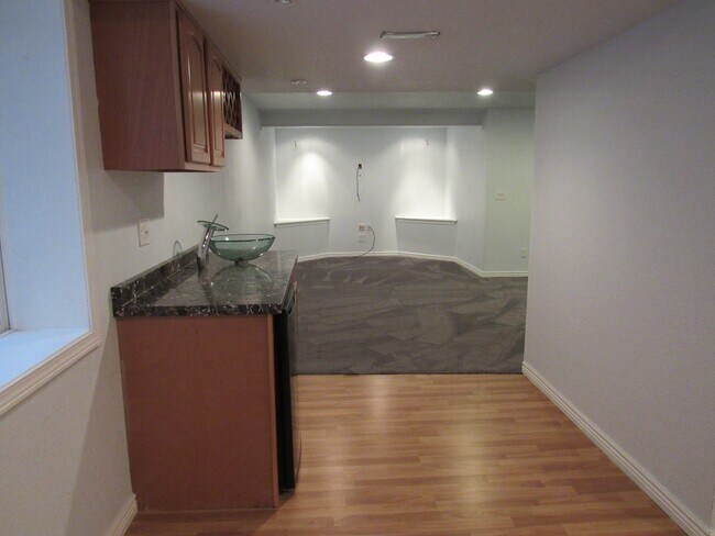 Building Photo - Rare Bradburn Single Family home including Carriage house