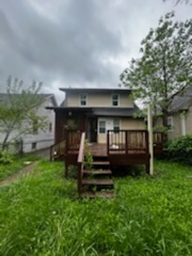 Building Photo - House w/finished basement!