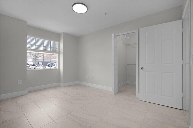 Building Photo - 13929 Fairway Island Dr