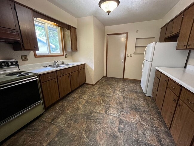 Building Photo - 2 bed 1 bath House