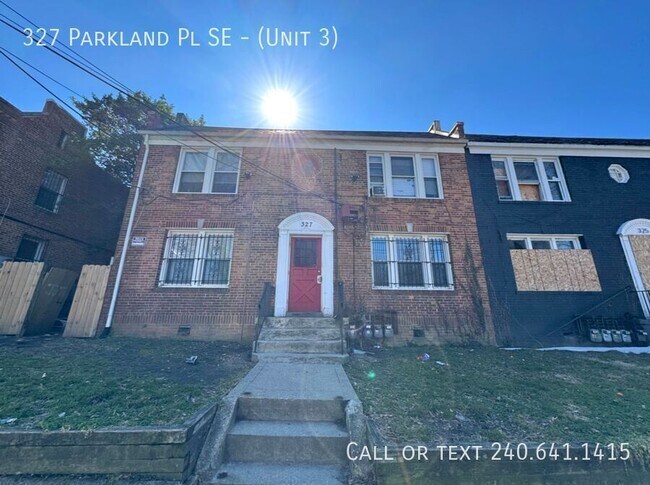 Building Photo - 327 Parkland Pl SE