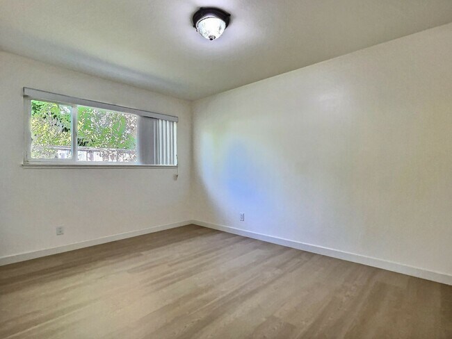 Building Photo - 3BD/2BA - Updated Duplex in Cozy Willow Gl...
