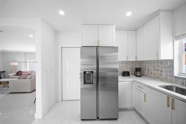 Building Photo - 1625 Hollywood Blvd