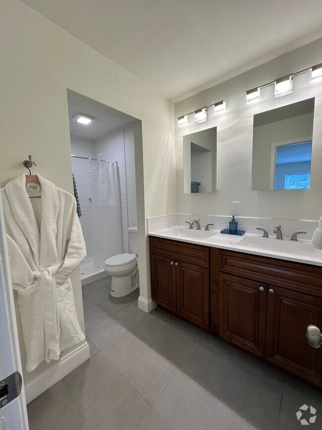 Building Photo - Fully Renovated 3 Bedroom 2 Bathroom Apart...