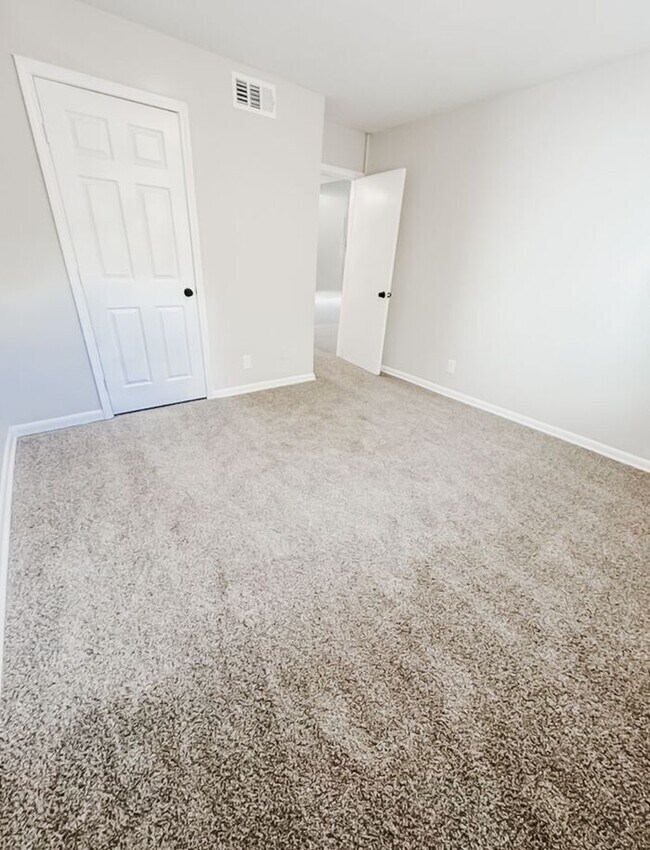 Building Photo - Premium 2 Bedroom Living in the Heart of Northlake