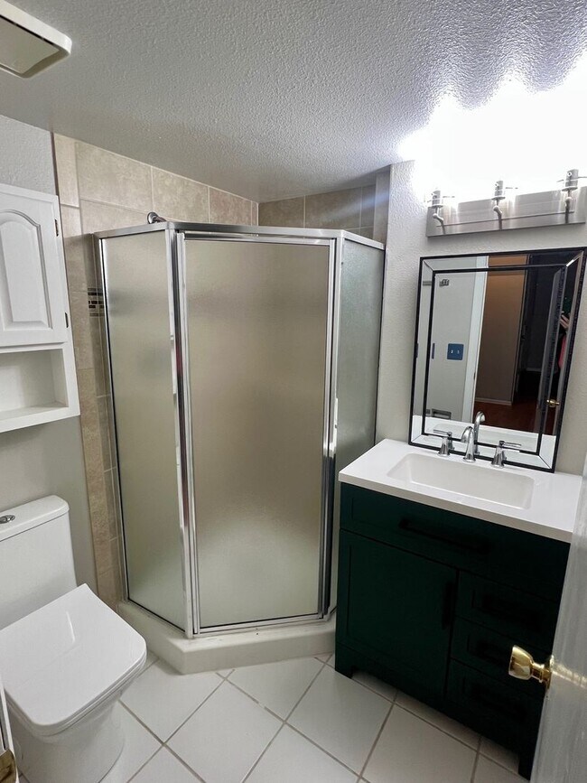 Building Photo - Beautiful 3 bedroom, tri-level home available in School District 20!