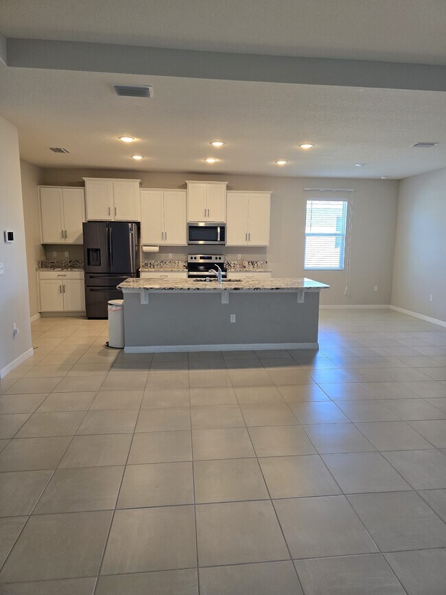 Building Photo - 5833 SW 85th Pl