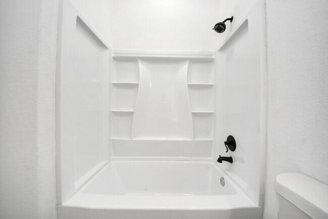 Building Photo - 605 E Murrill St