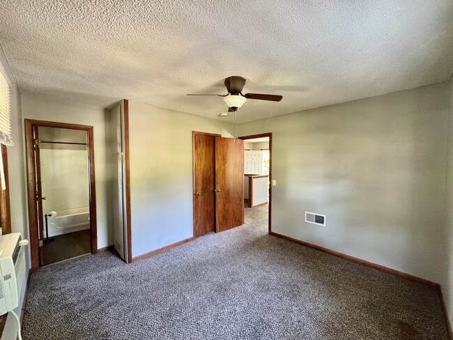 Building Photo - 414 N Mulberry St