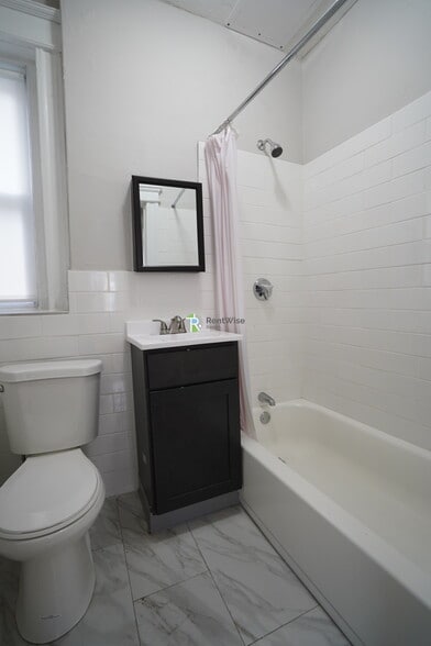 Building Photo - 221 Kelton St