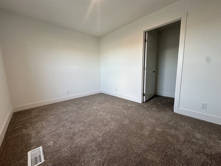 Building Photo - 16 Lapin St