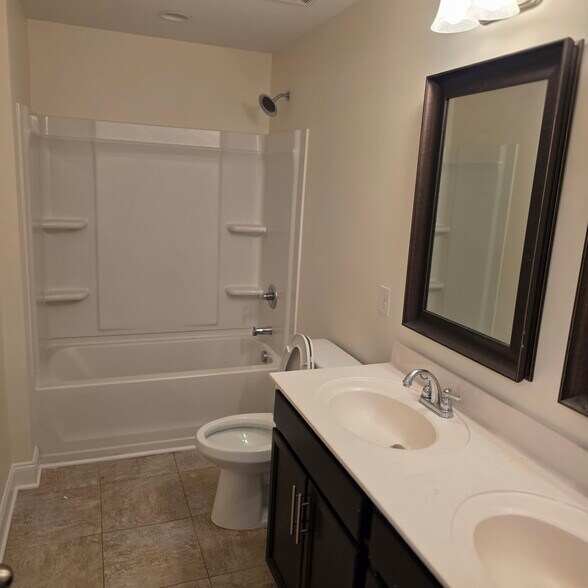 Building Photo - 466 Carriage House Ln