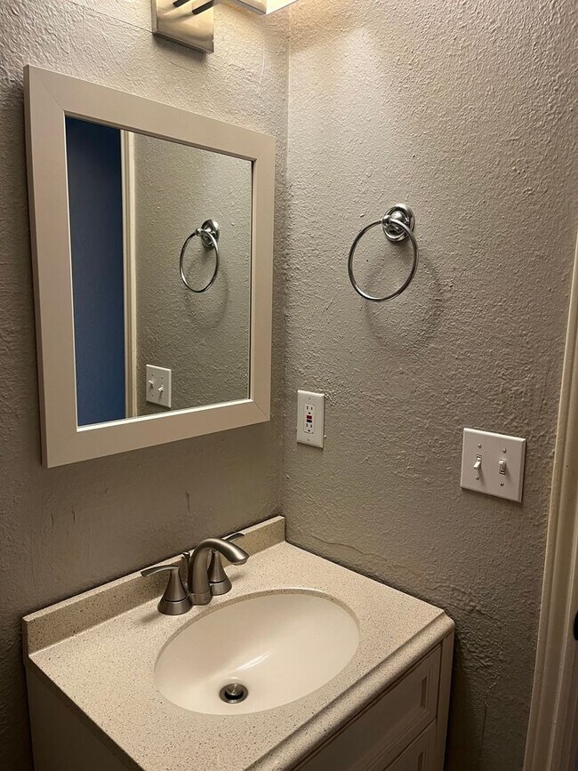 Building Photo - 2 Bedroom Townhome in Austin