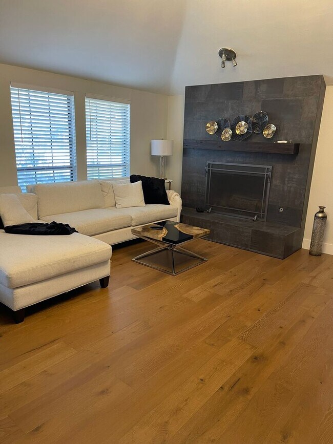 Building Photo - Stunning home @Churchill Estates 4/2/2