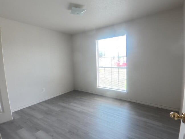Building Photo - 4908 Topsey Dr