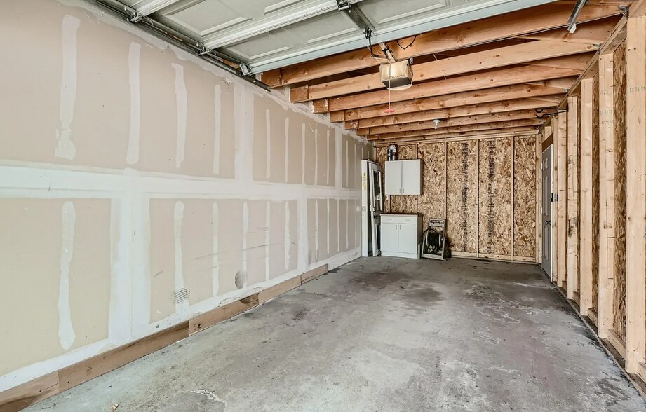 Building Photo - 2343 Hooker St