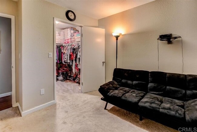 Building Photo - Spacious 2 bedroom 1 bathroom Condo with L...