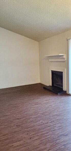 Living area - 2103 Greenbriar Colony Dr