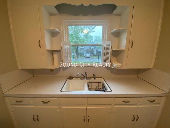 Building Photo - 265 Sunrise Ave