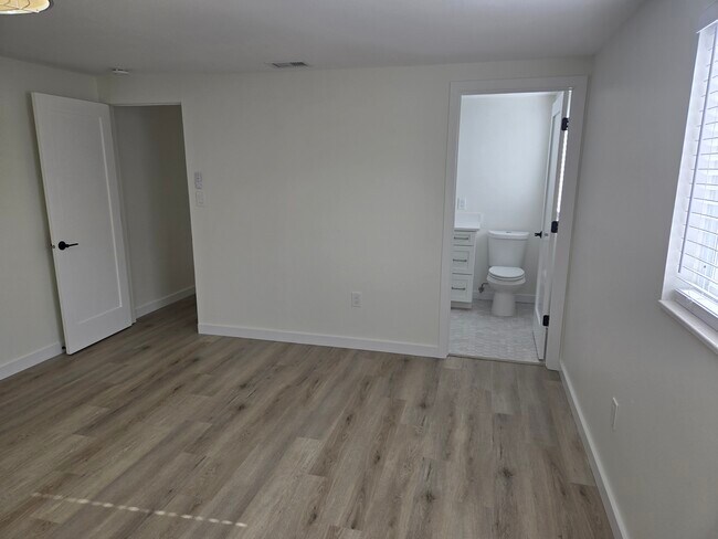 Building Photo - 3442 Fairview Dr