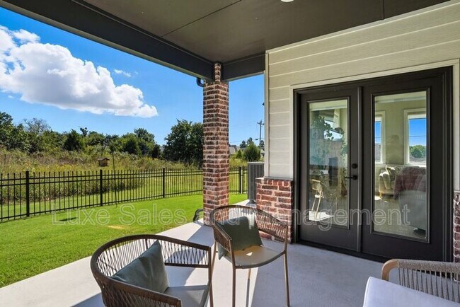 Building Photo - 4200 Abbey Pk Dr