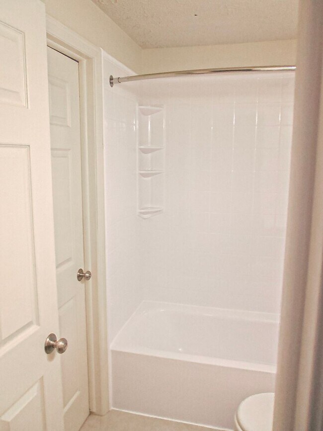 Building Photo - Lovely 2 Bedroom 2 Bathroom Townhome With ...