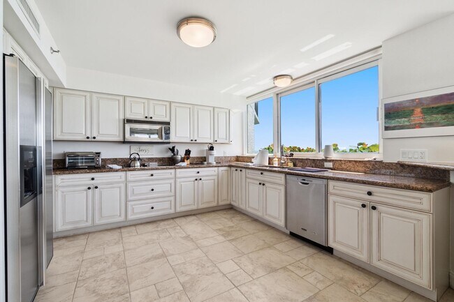 Building Photo - 2565 S Ocean Blvd