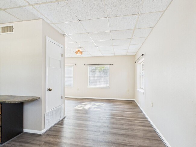 Building Photo - 321 W Park St