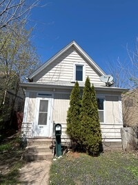Building Photo - Spacious 3 bedroom 1 Bathroom House Available May 1st!