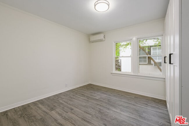 Building Photo - 1145 Poinsettia Dr