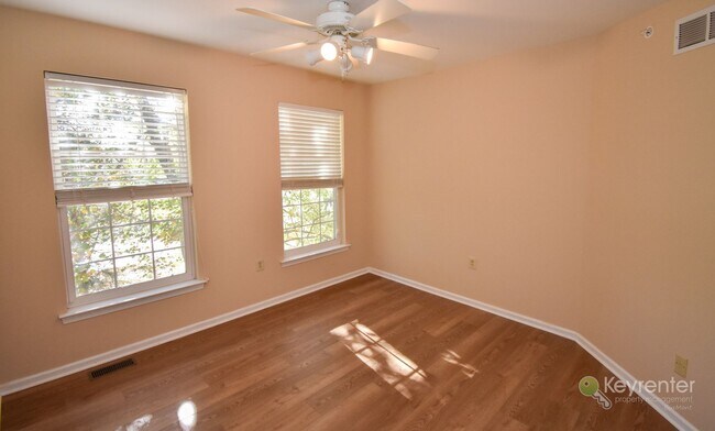 Building Photo - End Unit Townhome in Warrington Hunt community with 2 car garage!