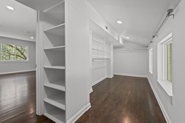 Building Photo - Tarrytown STUNNER!!!