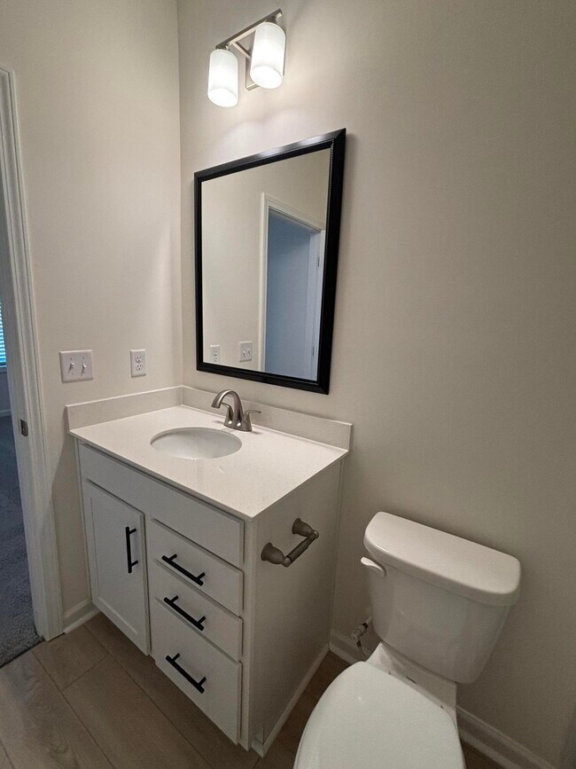 Building Photo - 370 Acorn St