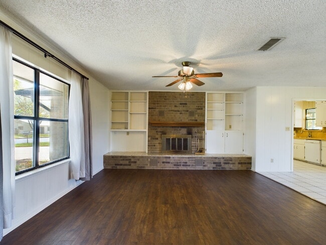 Building Photo - Generous 3-Bed, 2-Bath Home in Fredericksb...