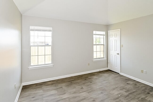 Building Photo - 6464 Elmwood Cove