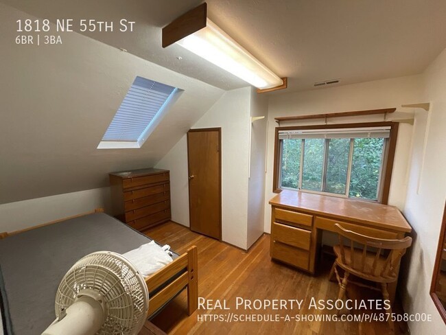 Building Photo - 1818 NE 55th St
