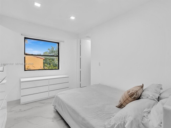 Building Photo - 3010 Alton Rd