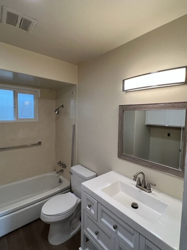 Building Photo - Single Level Home w/ Open Floor Plan