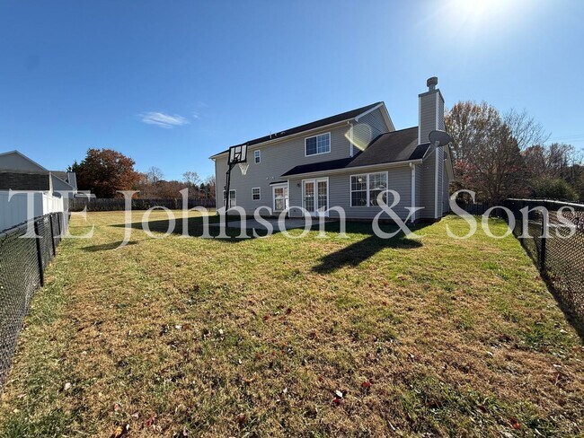 Building Photo - Spacious 4 Bedroom Home with Modern Comfor...