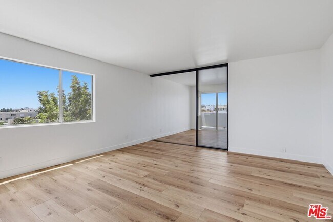Building Photo - 435 N Oakhurst Dr