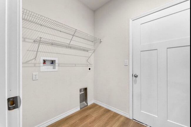 Building Photo - NEW LUXURY 3 BED 2 BATH 2 CAR GARAGE DUPLEX