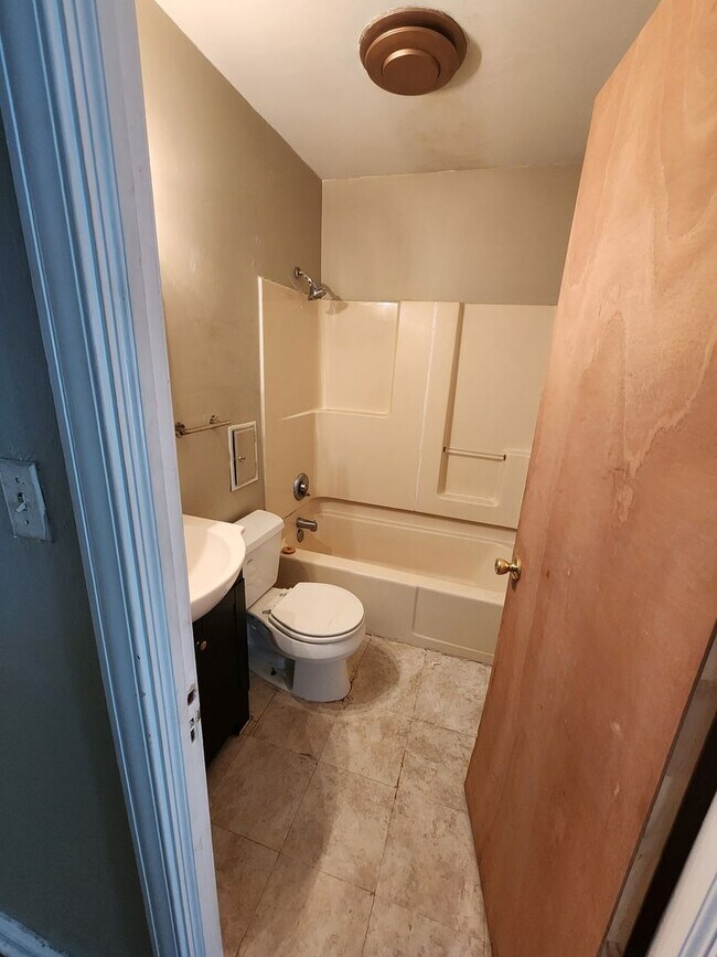 Building Photo - 2 Bed 1 Bath