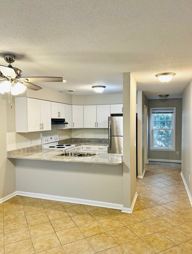 Building Photo - 2708 S 17th St