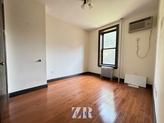 Building Photo - 471 Seventh Avenue