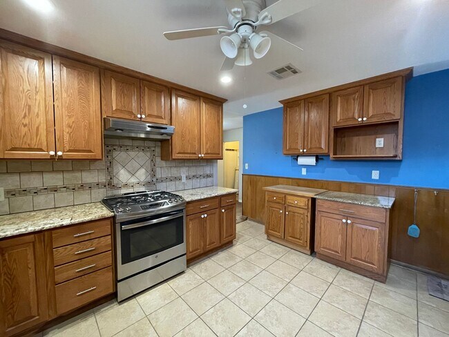 Building Photo - 3 bedroom, 2 bath, 2 living areas, 2 car garage Ranch style home nestled on a corner lot