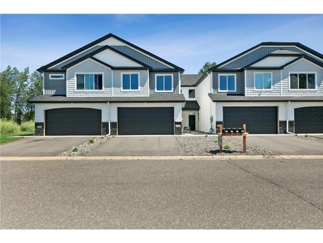 Building Photo - Stunning Townhome