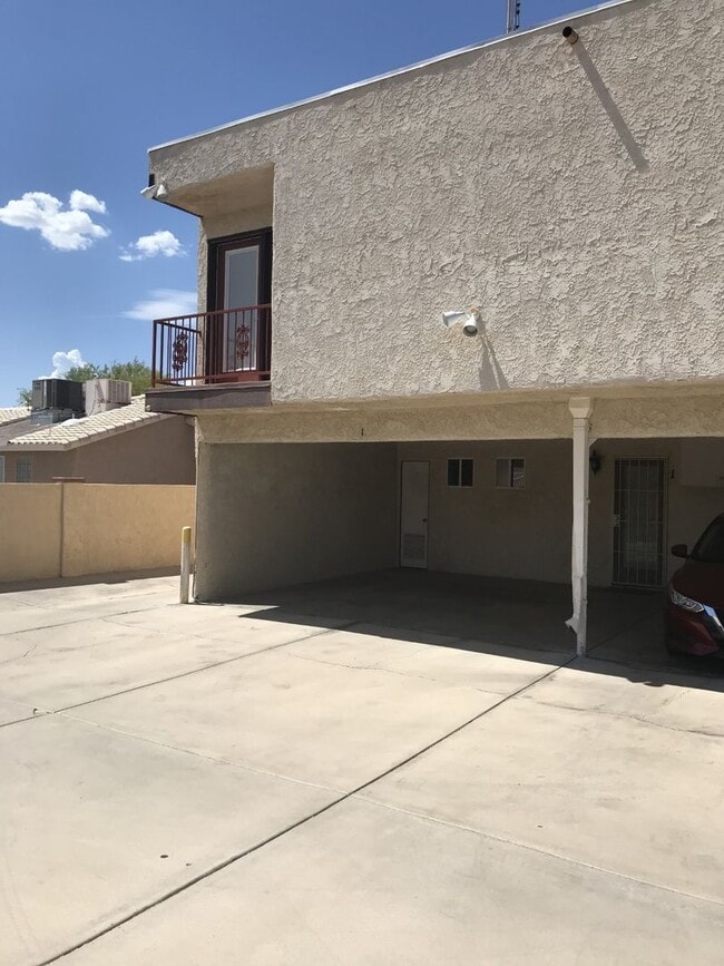 Building Photo - Spacious 3 bedroom, 3 bath, condo with a l...